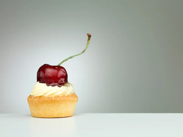 Tentadora tarta de frutas de cereza —  Fotos de Stock