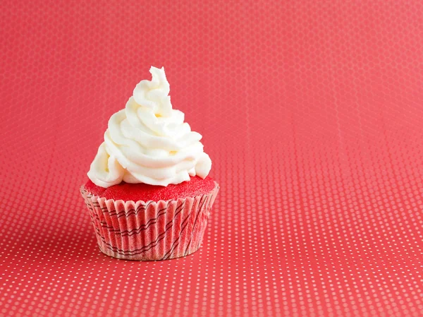 Cupcake de veludo com creme de manteiga — Fotografia de Stock