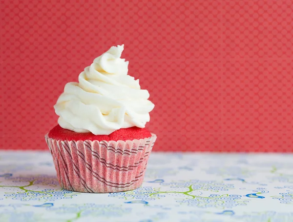 Winziger Samt-Cupcake mit süßem Zuckerguss — Stockfoto