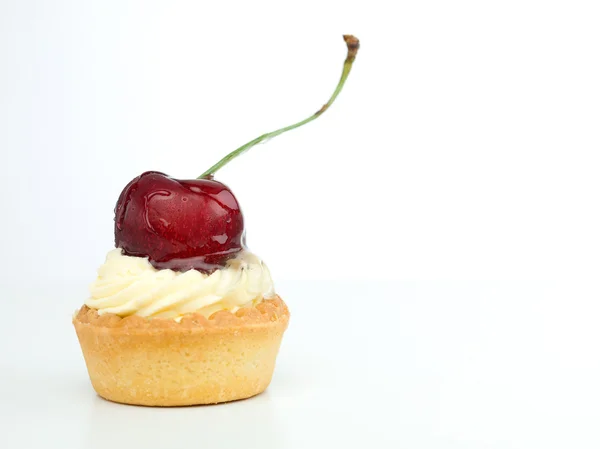 Tarta de vainilla pequeña con cereza en la parte superior —  Fotos de Stock