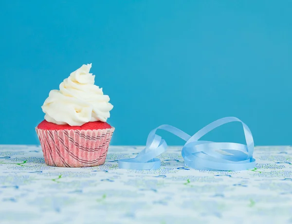 Delicious surprise cupcake — Stock Photo, Image