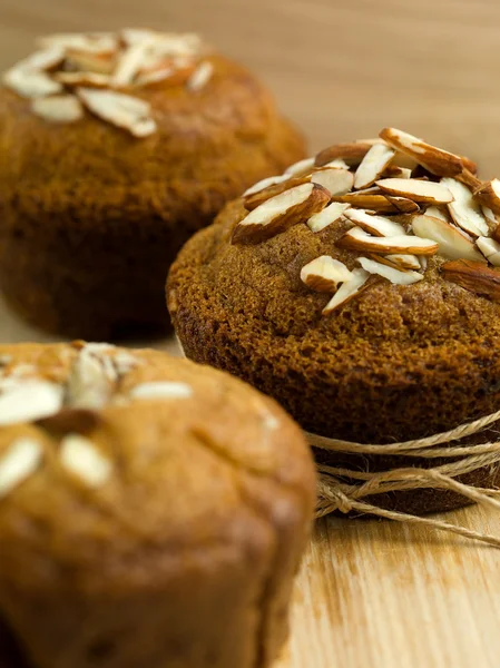 Smakelijke muffins met amandelen korst — Stockfoto