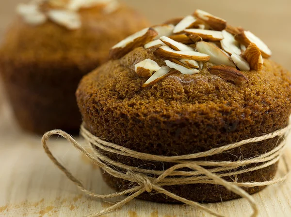 Mandlové muffin zabalený jako dárek — Stock fotografie