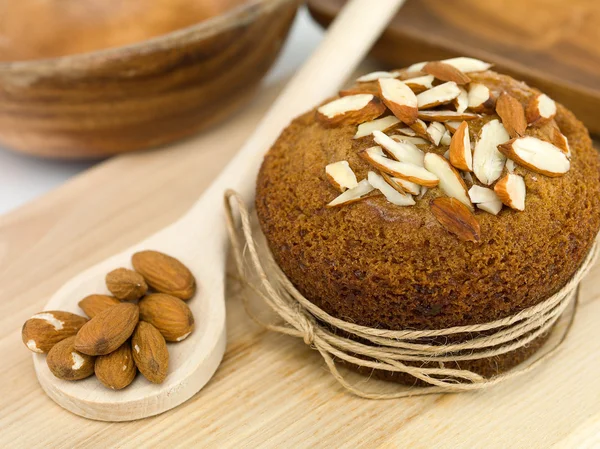 Nährstoffreicher Mandelmuffin — Stockfoto