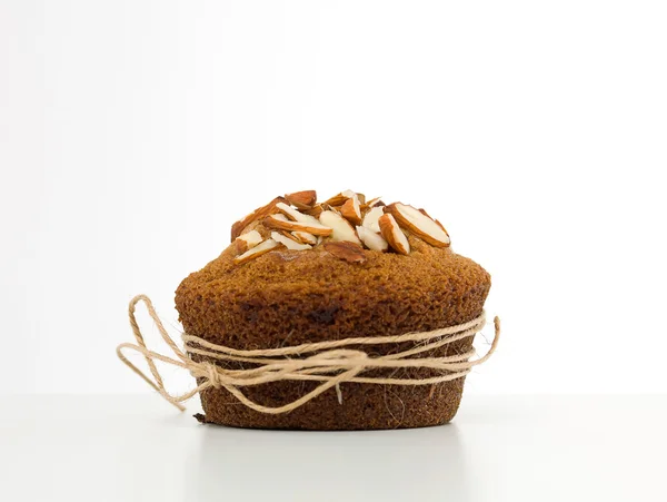 Bir dize ile sarılmış bademli kek — Stok fotoğraf