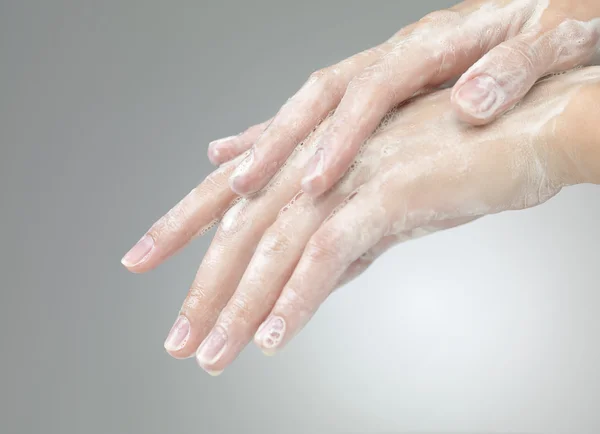 Mãos com espuma de sabão ad bolhas — Fotografia de Stock