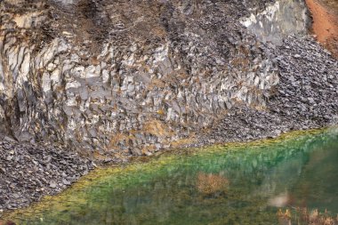 Volkanik kayalar ve yeşil su