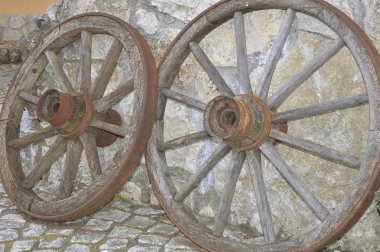 eski bir ahşap tekerlek