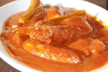 pirzola ve domates soslu sosis