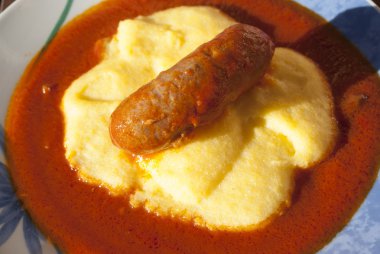 polenta sosis ve domates sosu ile