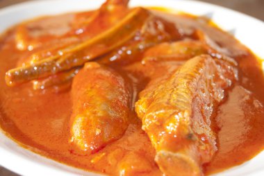 kaburga ve domates soslu sosis