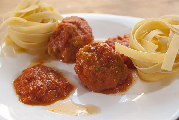 Tagliatelle with sauce meatballs — Stock Photo, Image