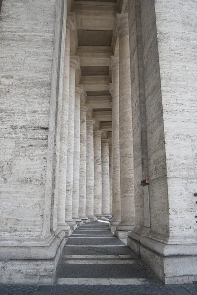 Saint Peter's colonnade — Stockfoto