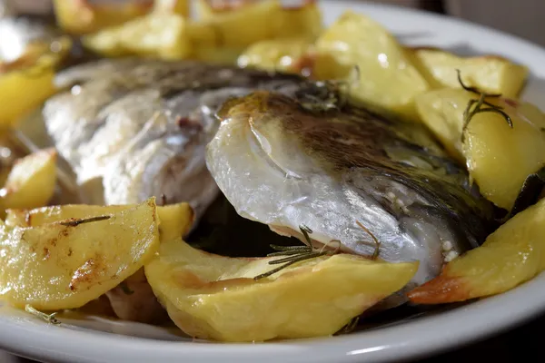 Baked sea bream with potatoes — Stock Photo, Image