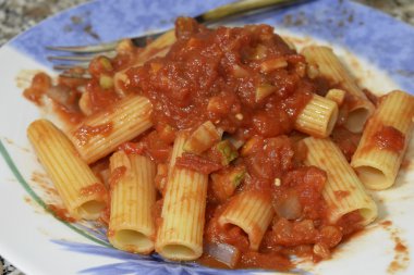 rigatoni sebze ragu ile