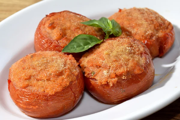 Gevulde en gegratineerde tomaten — Stockfoto