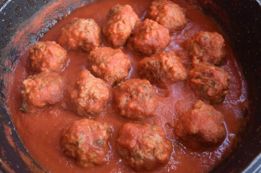 Zengin domates sosu ve tavada köfte 