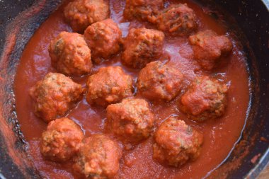 Zengin domates sosu ve tavada köfte 