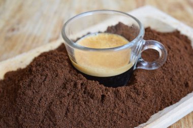 Kahve yığınının içinde bir fincan espresso.