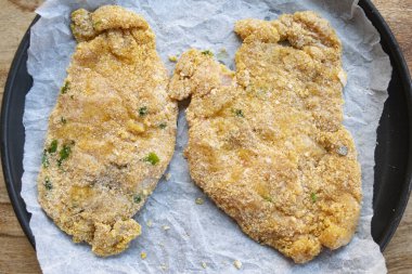 Mikrodalgada pişirilmek üzere gevrek bir tabakta ev yapımı tavuk pirzolası.