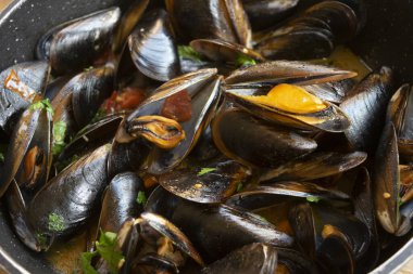 Haşlanmış midye ve biber veya impepata di cozze.