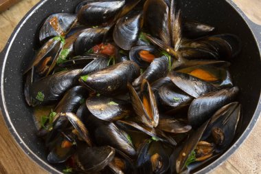 Haşlanmış midye ve biber veya impepata di cozze.