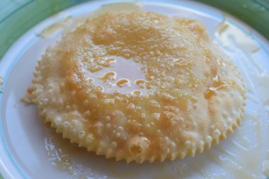 Seadas tipik sardalya tatlısı peynirle doldurulmuş ve balla sarılmış.