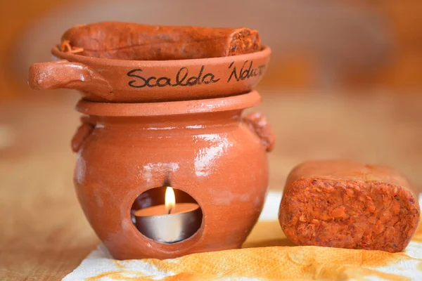 Terracotta scaldanduja ve iki çeşit nduja.