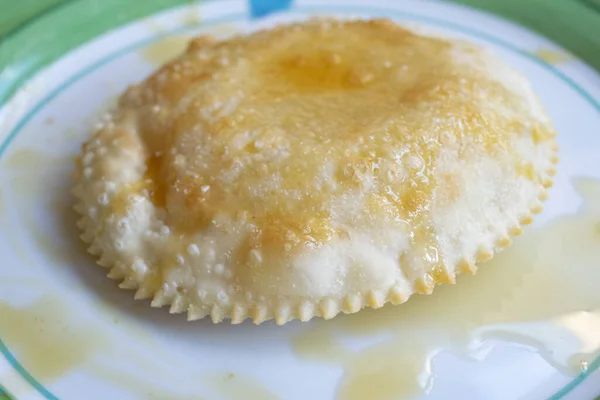 撒丁岛的典型糖果 塞满奶酪 用蜂蜜包裹 — 图库照片