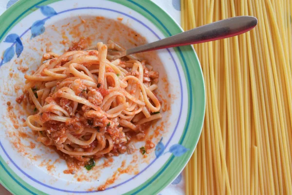 Espaguete Com Molho Tomate Feito Com Peixe Misto — Fotografia de Stock