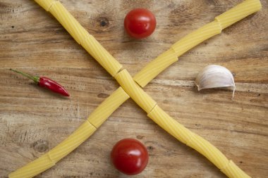 Makarna arrabbiata İtalyan geleneksel yemeği hazırlamak için malzemeler.