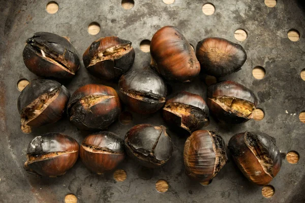 Geröstete Kastanien Der Typischen Lochpfanne — Stockfoto