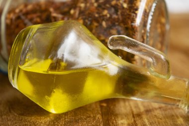 Makarna, zeytinyağı ve sarımsak için malzeme.