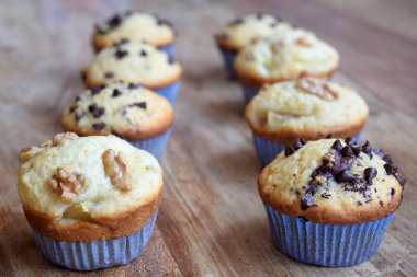 Çeşit çeşit ev yapımı çikolatalı ve fındıklı kek.