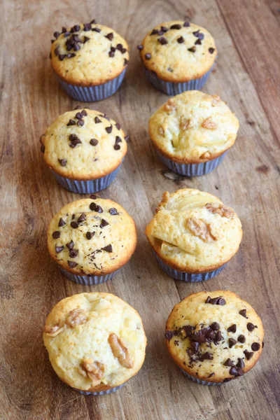 Verscheidenheid Van Zelfgemaakte Muffins Met Chocolade Noten — Stockfoto