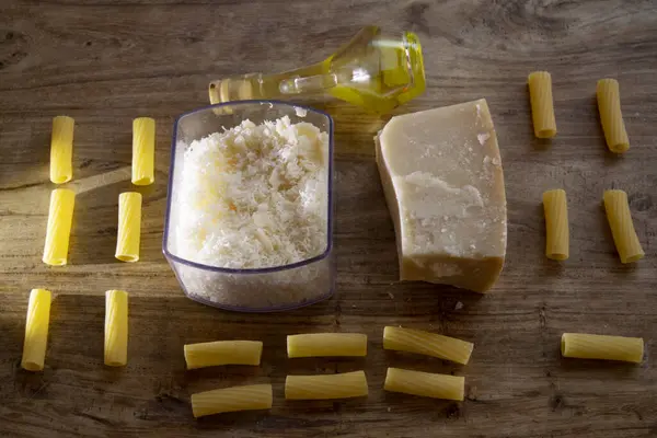 올리브유를 파스타와 치즈를 곁들인 파스타 — 스톡 사진