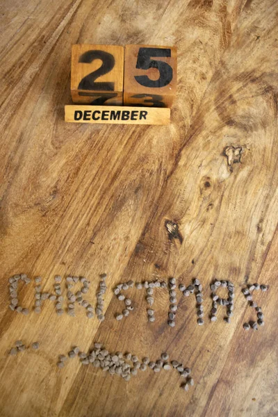 12月25日的圣诞大餐 上面写着日期和用巧克力滴写的字 — 图库照片