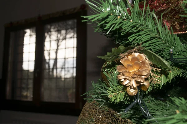 Nahaufnahme Eines Weihnachtsbaums Mit Einem Fenster Hintergrund Mit Blick Nach — Stockfoto