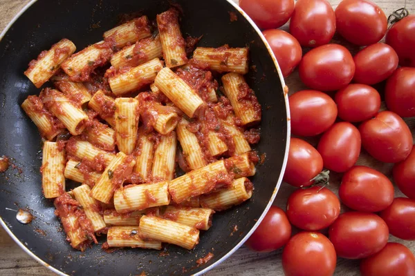 Rigatoni Sosem Pomidorowym Domu Świeżymi Pomidorami Pachino — Zdjęcie stockowe