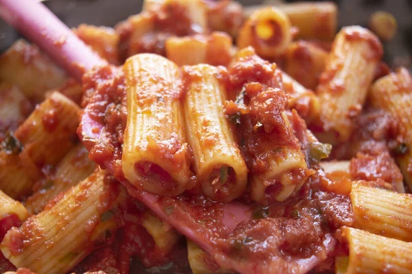 Rigatoni Met Thuis Gemaakte Tomatensaus Met Verse Pachino Tomaten — Stockfoto