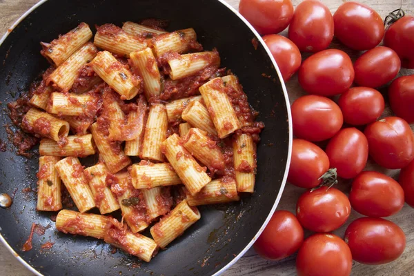 Rigatoni Sosem Pomidorowym Domu Świeżymi Pomidorami Pachino — Zdjęcie stockowe