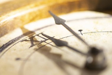 Zaman kavramı eski bir saatin ellerinde.