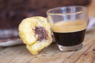 Kahvaltının yanında espresso, kahve ve kremalı çikolata.