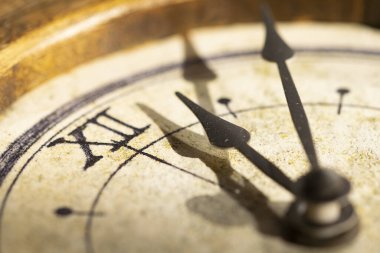 Zaman kavramı eski bir saatin ellerinde.