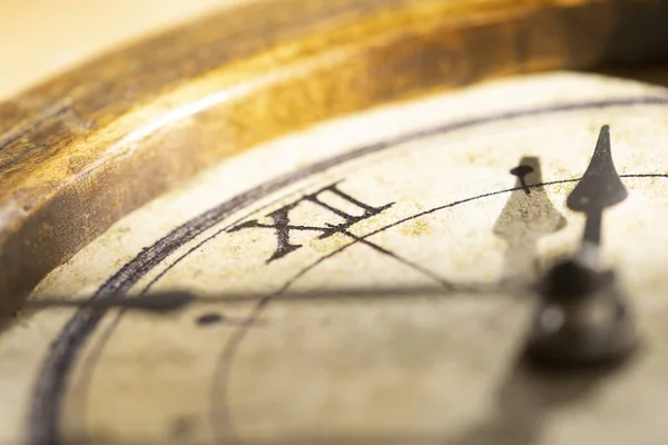 Zeitkonzept Durch Die Zeiger Einer Alten Uhr — Stockfoto