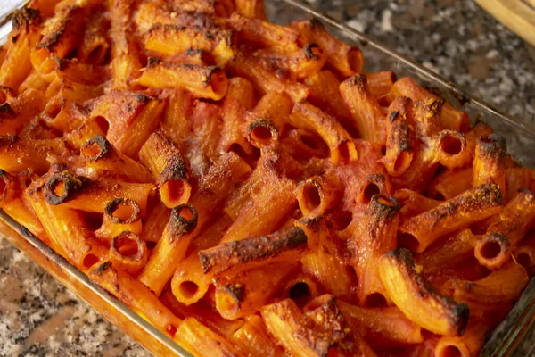 Gebakken Pasta Met Tomatensaus Gemalen Met Gehakt Mozzarella Ham Stockfoto
