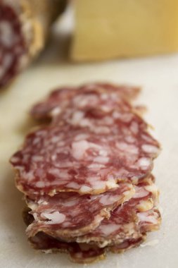 Soppressata cularina adında dilimlenmiş calabrian salamı.