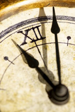 Kadim bir saatin elleriyle tam zaman kavramı
