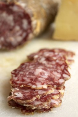 Soppressata cularina adında dilimlenmiş calabrian salamı.