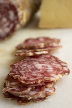 Soppressata cularina adında dilimlenmiş calabrian salamı.